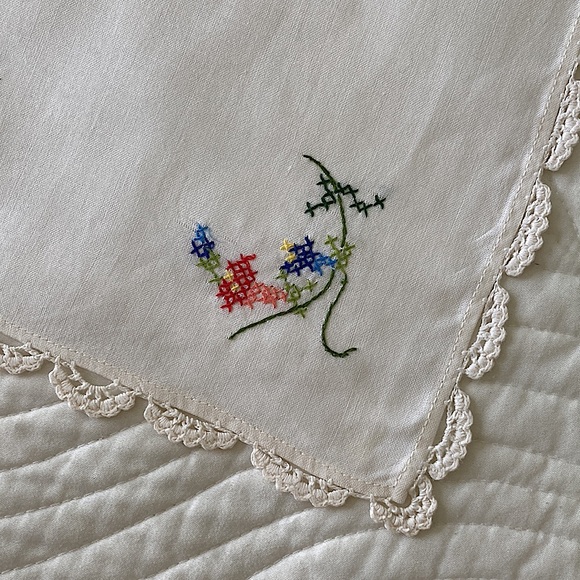 Vintage Italian Tablecloth Handmade Embroidered lace and doily details Square - Picture 5 of 12